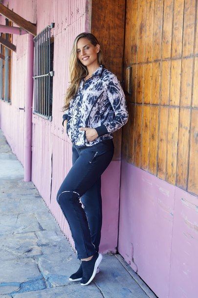 PANTALON LISO CON VIVOS ESTAMPADOS Y BOLSILLOS CON CIERRES